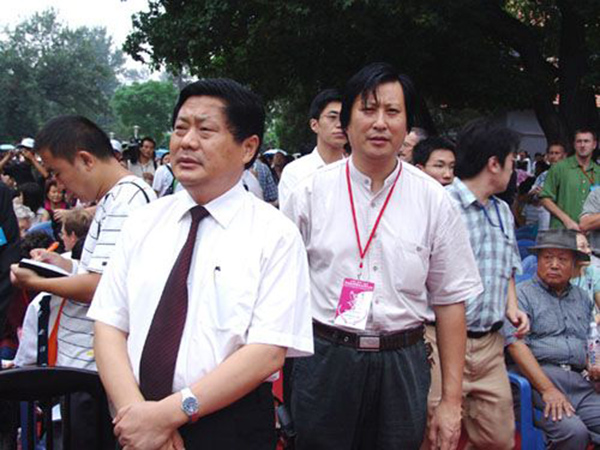 傅紹相總經(jīng)理與濰坊市委書記張傳林一同參加紀(jì)念濰縣集中營(yíng)解放60周年大會(huì)