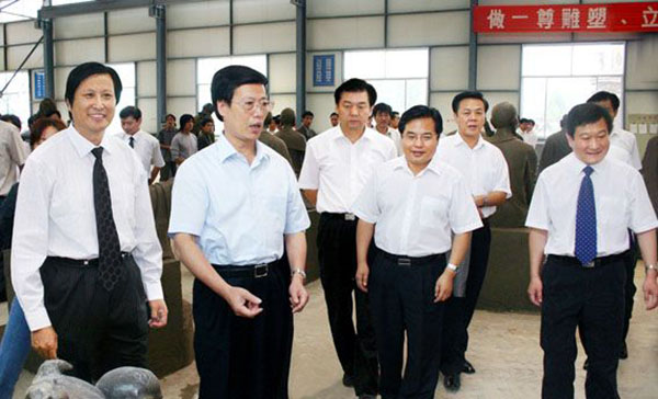 中央政治局常委、國務(wù)院副總理張高麗蒞臨華藝雕塑視察指導(dǎo)，傅紹相總經(jīng)理介紹雕塑藝術(shù)