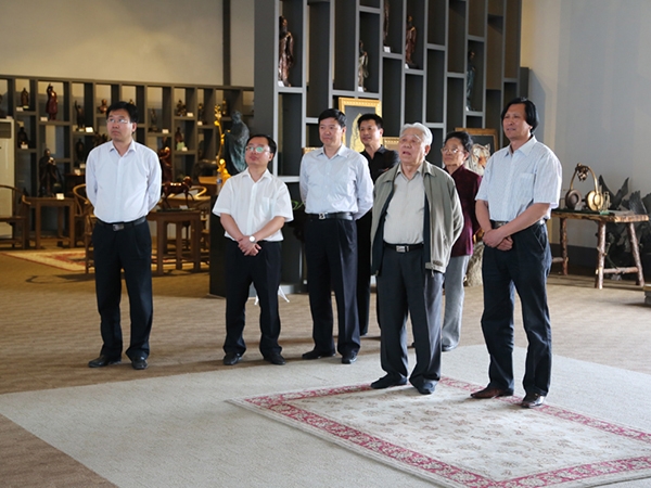 原中國(guó)人民解放軍海軍司令員石云生上將一行在濰坊原市人大副主任王永興、臨朐縣劉裕斌縣長(zhǎng)的陪同下來華藝視察指導(dǎo)并題字留念，傅紹相總經(jīng)理向客人介紹雕塑藝術(shù)。