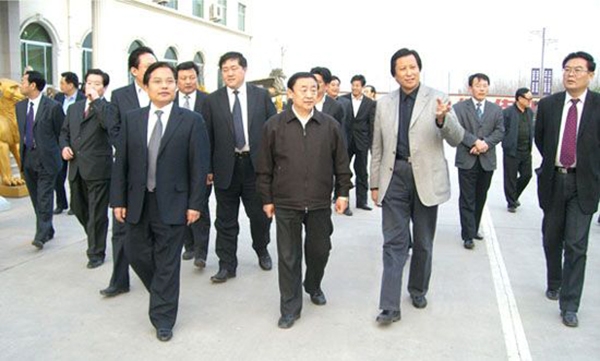 山東省委副書記、省長(zhǎng)韓寓群、濰坊市委書記張新起一行蒞臨華藝雕塑參觀指導(dǎo)，傅紹相總經(jīng)理介紹雕塑藝術(shù)