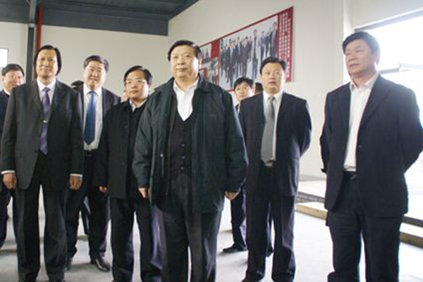 山東省委副書記、省長(zhǎng)姜大明、副省長(zhǎng)賈萬(wàn)志、濰坊市委書記張新起等領(lǐng)導(dǎo)于2009年4月15日蒞臨華藝雕塑視察指導(dǎo)，總經(jīng)理傅紹相介紹雕塑藝術(shù)。