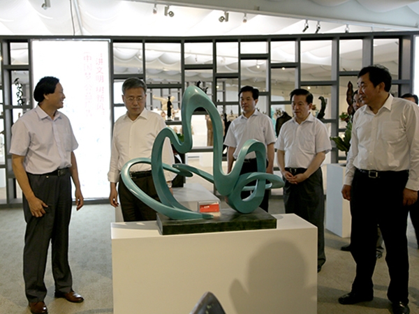 山東省委副書記，山東省人民政府郭樹清省長(zhǎng)，濰坊市委杜昌文書記，濰坊市劉曙光市長(zhǎng)等領(lǐng)導(dǎo)來華藝雕塑視察指導(dǎo)，臨朐縣委書記顧建華陪同參觀，傅紹相總經(jīng)理介紹企業(yè)情況及雕塑藝術(shù)。
