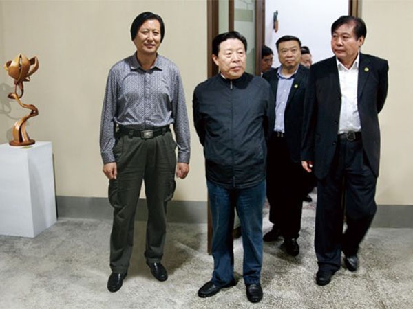 全國(guó)政協(xié)副主席、中國(guó)文聯(lián)主席孫家正在濰坊市政協(xié)主席趙興濤等領(lǐng)導(dǎo)陪同下參觀華藝雕塑坊茨小鎮(zhèn)雕塑館，孫主席對(duì)華藝雕塑給予高度評(píng)價(jià)，傅紹相總經(jīng)理介紹雕塑藝術(shù)