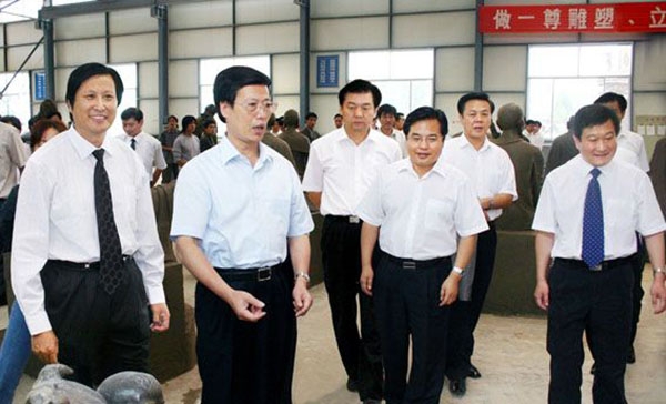 中央政治局常委、國(guó)務(wù)院副總理張高麗蒞臨華藝雕塑視察指導(dǎo)，傅紹相總經(jīng)理介紹雕塑藝術(shù)