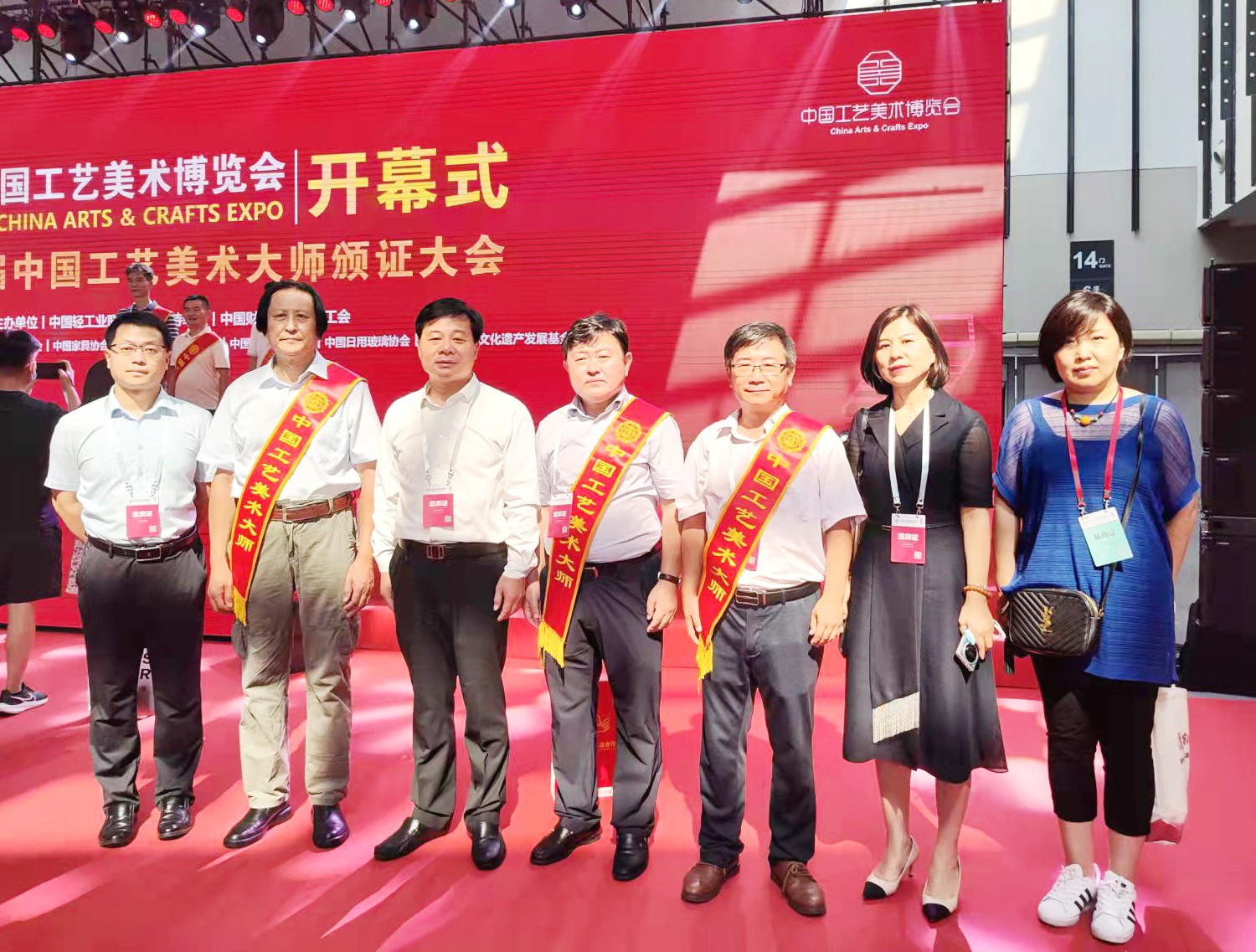 7山東省輕工集體企業(yè)聯(lián)社黨組書記、理事會主任王哲軍和山東省工藝美術協(xié)會會長袁敏