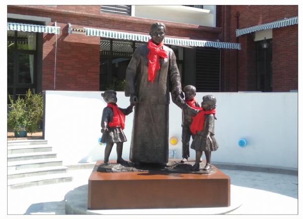 《宋慶齡》 作者：徐端   材質：青銅   高度:2.7m   安放：桓臺